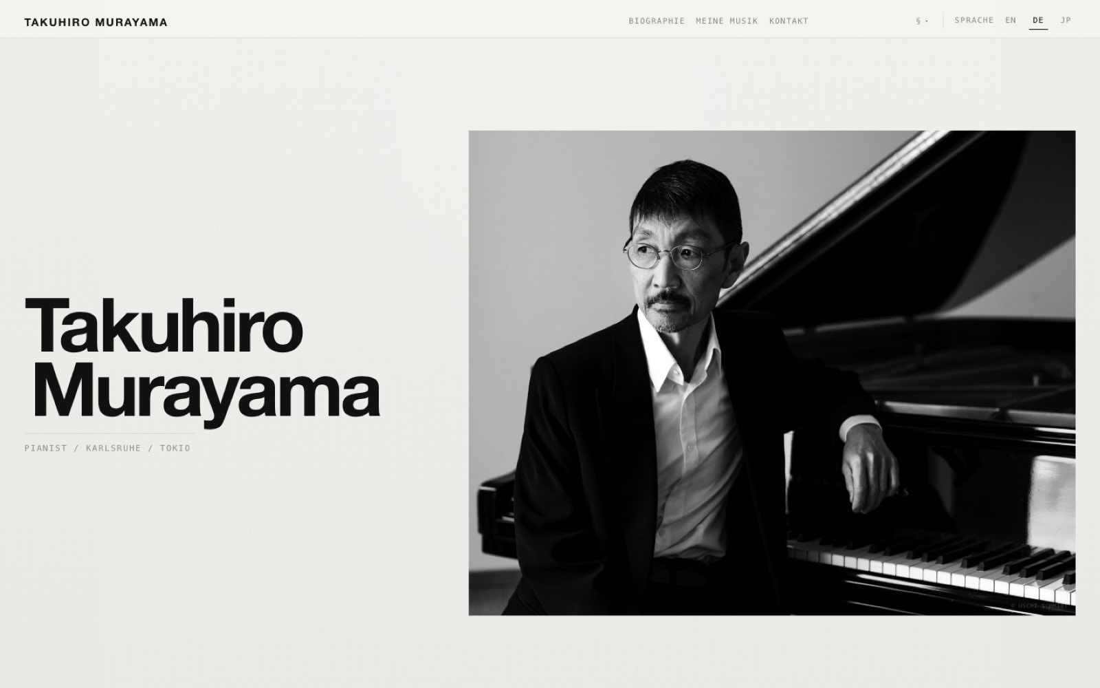 Startseite von takuhiromurayama.com mit Portrait am Flügel
